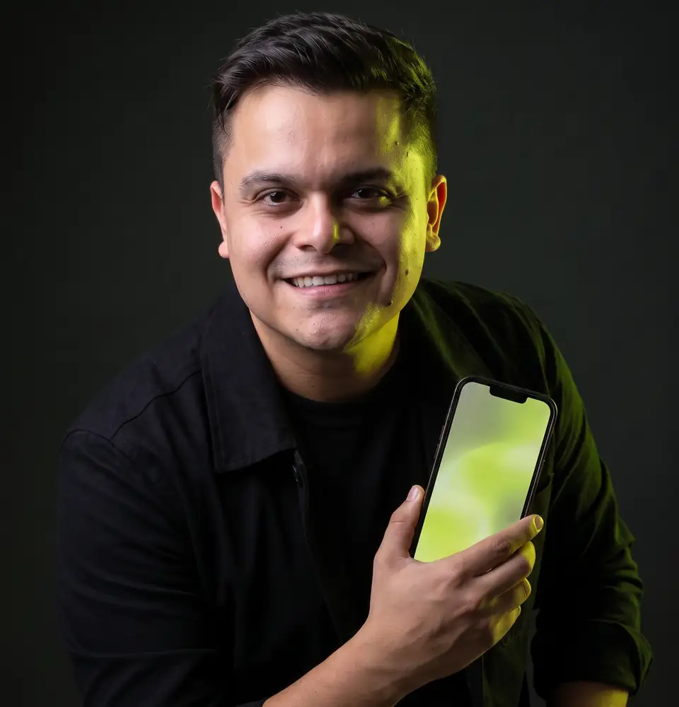 Israel Silva sonriendo mientras enseña su celular